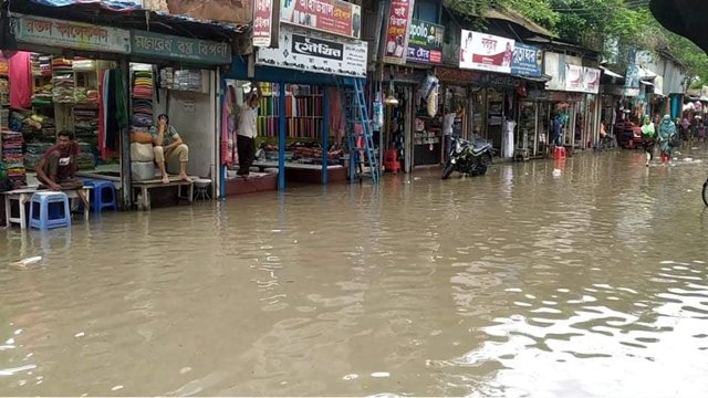 সামান্য বৃষ্টিতেই গাইবান্ধার সড়কে জমছে পানি