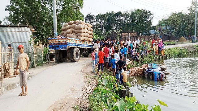 পার্বতীপুরে রাস্তায় ট্রাক্টরে ধান লোড দেয়ায় পিকআপ পুকুরে, আহত ২