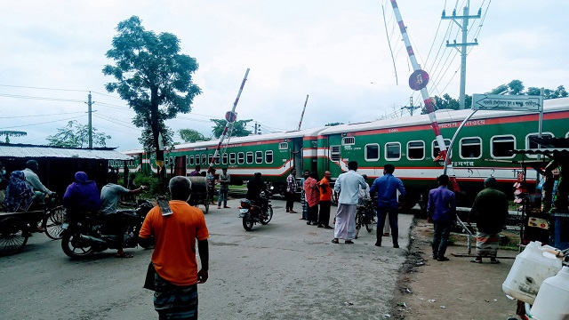 গেটম্যানের উদাসীনতায় প্রাণহানিসহ বড় ধরনের দূর্ঘটনা থেকে রক্ষা পেয়েছে এলাকাবাসী