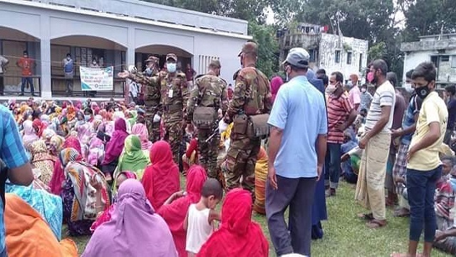 পলাশবাড়ী পৌরসভায় সেনাবাহিনীর সহযোগীতায় ভিজিএফ এর চাল বিতরণ