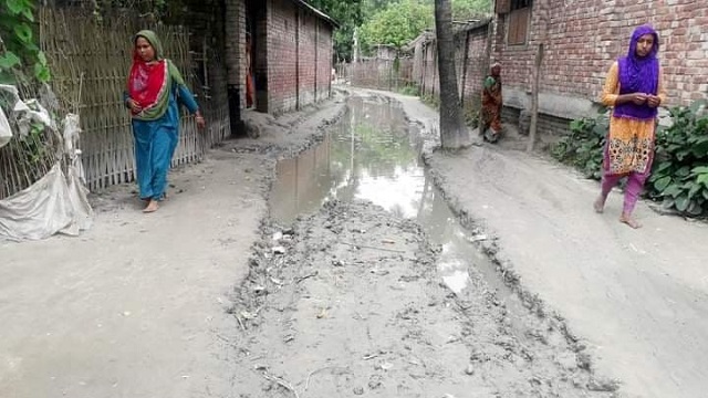 পলাশবাড়ীতে ট্রাক্টর দিয়ে রাস্তা নষ্ট, প্রতিবাদ করায় শিক্ষকের বিরুদ্ধে থানায় অভিযোগ