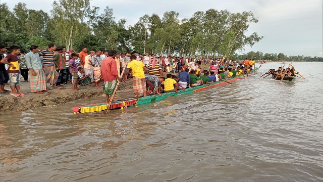 পলাশবাড়ীতে ঐতিহ্যবাহী নৌকা বাইচ প্রতিযোগিতা অনুষ্ঠিত।