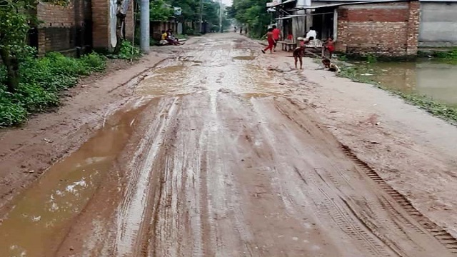 পলাশবাড়ী-সাঘাটার চারটি রাস্তা যথাসময়ে কাজ শেষ না করায় চরম দুর্ভোগ