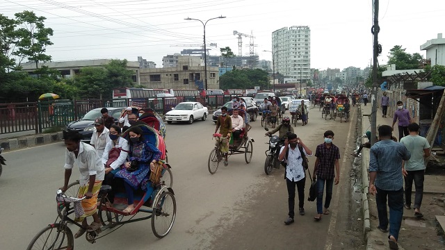 রামপুরার একটি গার্মেন্টসের কর্মী রায়হান। তিনি বলেন, ‘সকাল থেকে নানাভাবে যাওয়ার চেষ্টা করে ব্যর্থ হয়েছি। অফিসের সময়ও চলে যাচ্ছে। তাই মোটরসাইকেলে যাওয়ার চেষ্টা করছি। অনেক ভাড়া চাইছে। খুব বিপদে আছি ভাই।’ এই বলেই এক মোটরসাইকেলের দিকে ছুটে যান তিনি।