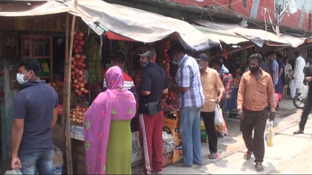 সাতক্ষীরায় যতই দিন যাচ্ছে ততই লকডাউনের মধ্যে সাধারন মানুষ বিভিন্ন ওজুহাতে বাড়ির বাহিরে বের হচ্ছেন, মানা হচ্ছেনা তেমন কোন সামাজিক দূরত্ব