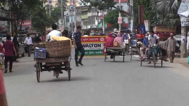 সাতক্ষীরায় করোনা উপসর্গে ৯ জনের মৃত্যু, লকডাউনের ২৩ তম দিনেও চলছে হেলাফেলাভাবে, স্বাস্থ্যবিধি মানাতে হিমশিম খাচ্ছেন প্রশাসন