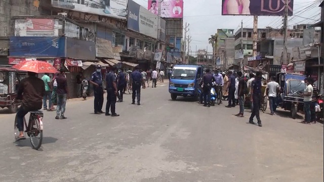 সাতক্ষীরায় লকডাউনের সপ্তম দিনে জেলা পুলিশ কঠোর অবস্থানে, স্বাস্থ্যবিধি মানতে ভ্রাম্যমান অভিযান অব্যাহত