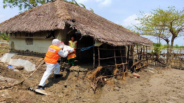 সাতক্ষীরার শ্যামনগরে ১০০ পরিবারের মাঝে ত্রাণ বিতরণ