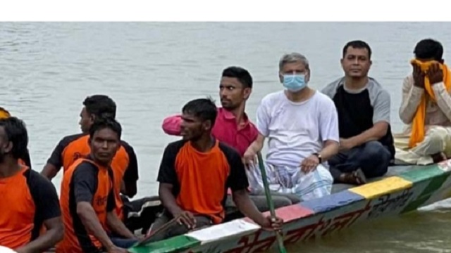 হাওরাঞ্চলের ঐতিহ্যবাহী লুঙ্গি গেঞ্জি পরে বাইচের নৌকা চড়লেন পরিকল্পনামন্ত্রী