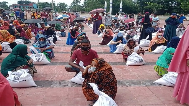 সুনামগঞ্জে মহামারী করোনায় ক্ষতিগ্রস্ত অসহায় ও দুস্থদের মাঝে প্রধানমন্ত্রীর ত্রাণ সহায়তা বিতরণ