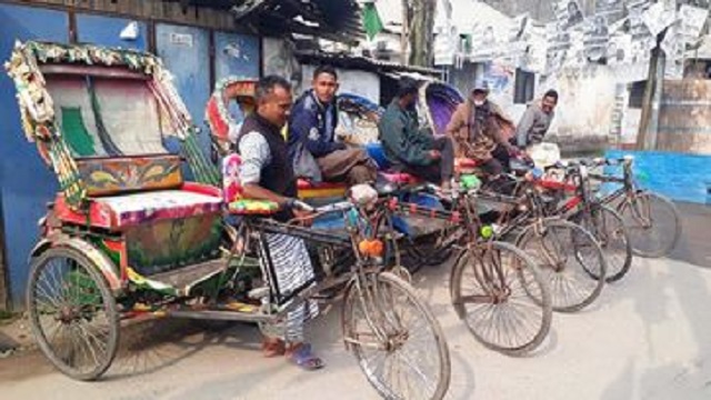 করোনা ভাইরাস প্রতিরোধে লকডাউনকে পুঁজি করে নীলফামারীর সৈয়দপুরে ইচ্ছামত ভাড়া আদায় করছেন রিক্সা ও অটো চালকরা।