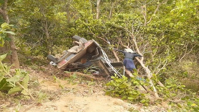 বান্দরবানে পিকআপ ভ্যান খাদে পড়ে নিহত ৩