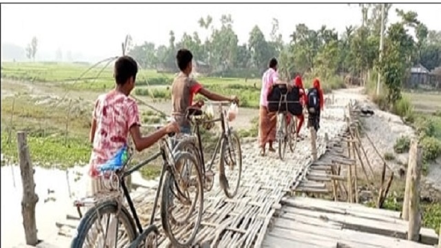 সুন্দরগঞ্জে বাঁশের সাঁকোয় ঝুঁকিপূর্ণ পারাপার মানুষের