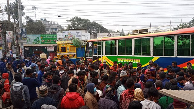 শ্রমিককে পেটালেন এসআই, দিনাজপুরে বাস বন্ধ