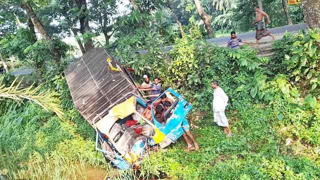 মহাসড়কে পৃথক দুইটি দুর্ঘটনায় ৪জন গুরুতর আহত