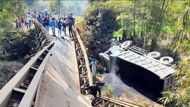 ব্রিজ ভেঙে ট্রাক খালে, বন্ধ রাঙ্গামাটি-বান্দরবান সড়কে যান