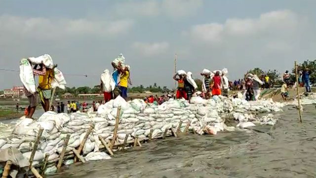 সংস্কার করা হয়েছে শ্যামনগরের খোলপেটুয়া নদীর বেড়িবাঁধ