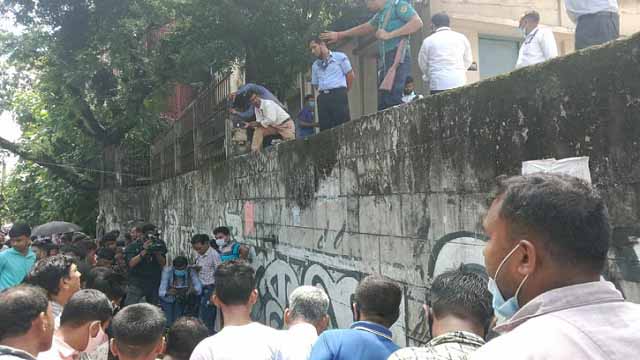 হঠাৎ ধসে পড়লো বাংলাদেশ ব্যাংকের সীমানা প্রাচীর