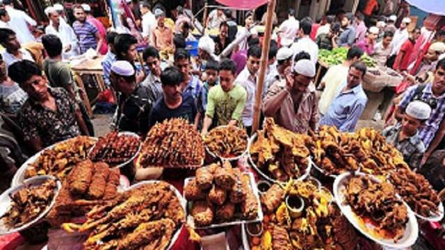 ইফতার বাজার বসানো নিয়ে চকবাজারে পুলিশ-ব্যবসায়ী বচসা