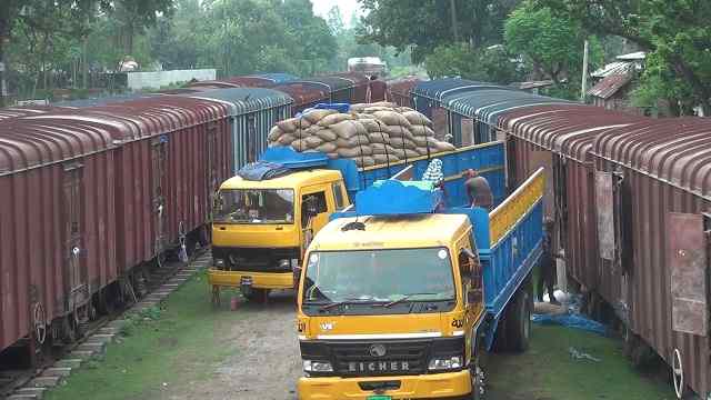 হিলিতে রেলপথে ভারত থেকে গম আমদানি