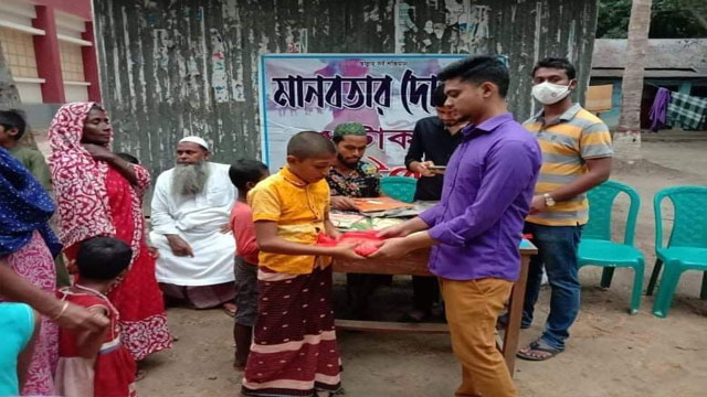 মানবতার দোকান থে‌কে ৫ টাকায় ঈদ উপহার পেল ৫'শ শিশু