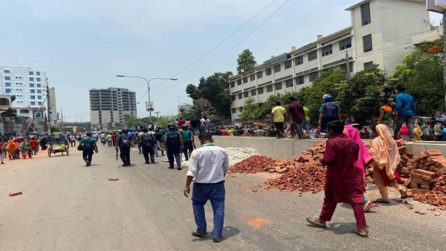 ঈদে ছুটির দাবিতে মিরপুরে সড়কে পোশাক শ্রমিকরা