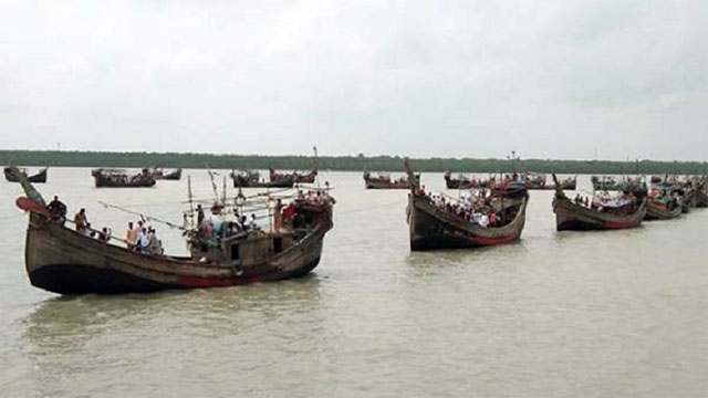 ইলিশ শিকারে ছুটছেন জেলেরা