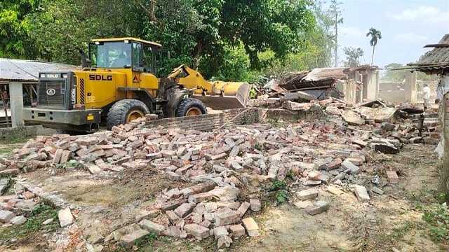 ফকিরহাটে রেলের জমিতে উচ্ছেদ অভিযান