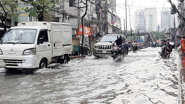 ঢাকায় থেমে থেমে বৃষ্টি, জলাবদ্ধতার আশঙ্কা