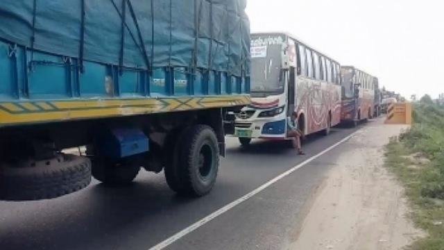 ঢাকা-টাঙ্গাইল মহাসড়কে যানজটে নাজেহাল ঘরমুখো মানুষ