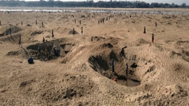 ধোপাজান চলতি নদীতে অবৈধ ড্রেজার মেশিনের তান্ডবে কাজ পাচ্ছে না হাজার হাজার শ্রমিক