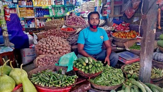 দাম বেড়েছে পেঁয়াজের, কমেছে মুরগি-চাল-সবজির