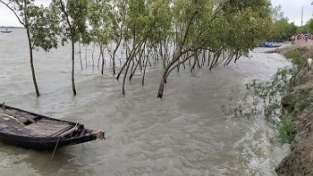 উপকূলীয় এলাকায় বাড়ছে পানি, আকাশে মেঘের ঘনঘটা