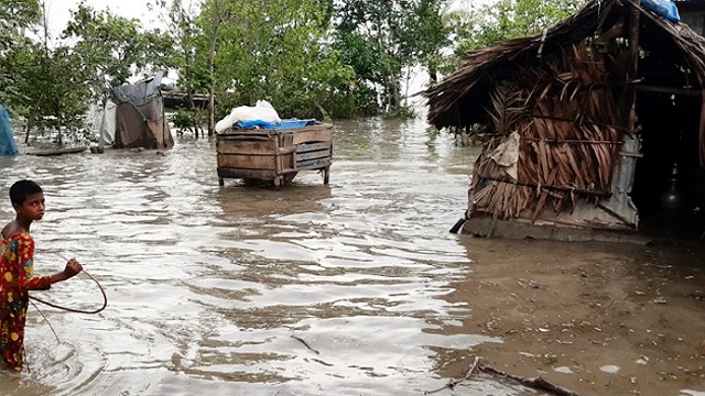 জোয়ারের পানি আরও বাড়ার আশঙ্কা, ৩ নম্বর সংকেত বহাল