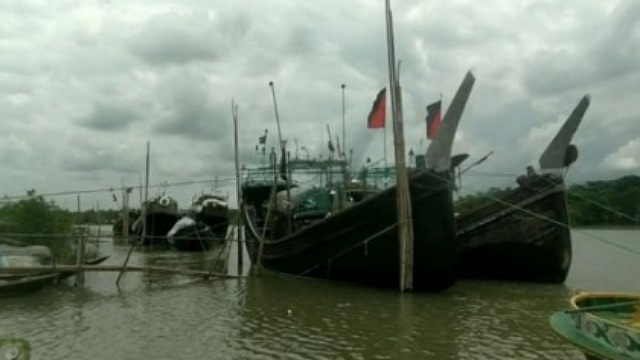 উত্তাল বঙ্গোপসাগর, মাছ না ধরেই ফিরতে হচ্ছে জেলেদের