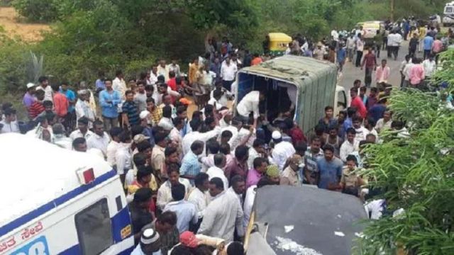 ভারতে ধর্মীয় শোভাযাত্রায় ট্রাকের ধাক্কায় নিহত ১২