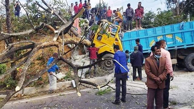 খাগড়াছড়িতে ট্রাক নিয়ন্ত্রণ হারিয়ে পাহাড়ে ধাক্কা, নিহত ২