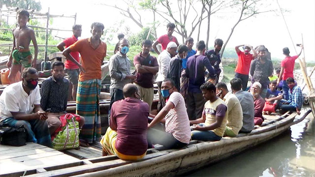 উত্তাল মেঘনায় যাত্রী পারাপার করছে ছৈয়াল সিন্ডিকেট