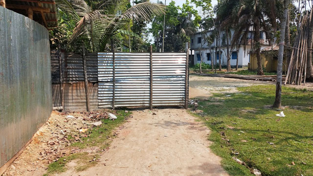 আটঘরিয়ায় ২ গ্রামের মানুষের চলাচলের রাস্তা বন্ধ করার অভিযোগ