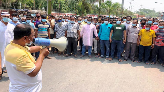 গণ-পরিবহন ও দূরপাল্লার বাস চালানোর দাবিতে রাজশাহীতে বিক্ষোভ