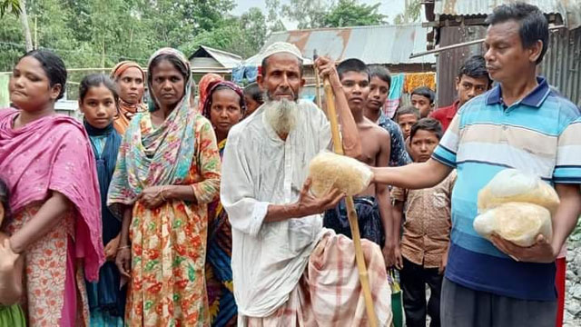 ৮০০ মানুষকে সেমাই-চিনি দিলেন সমাজসেবক বাবলু