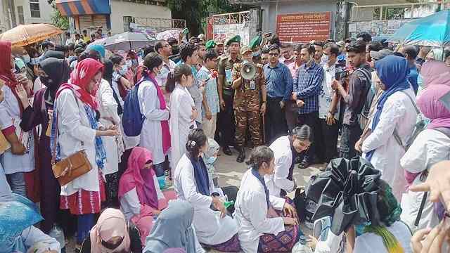 ২০ ঘণ্টার আলটিমেটাম দিয়ে সড়ক ছাড়লেন ইন্টার্ন চিকিৎসকরা