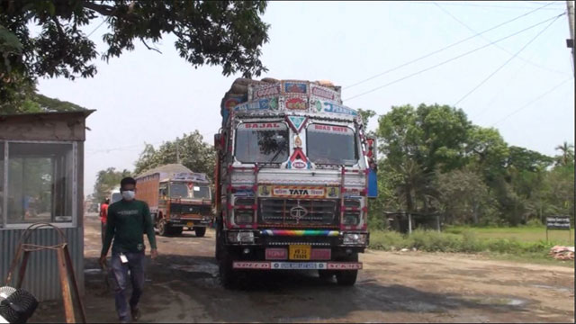 ভারতীয় ট্রাক চালক-হেলপাররা অবাধে ঘুরছে ভোমরা স্থলবন্দরে