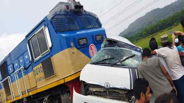 মিরসরাইয়ে ট্রেনের ধাক্কায় মাইক্রোবাসের ১১ যাত্রী নিহত