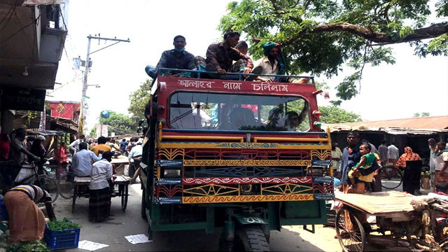 বাঘা থেকে ধান কাটতে এলাকা ছাড়ছেন ২০ হাজার শ্রমিক