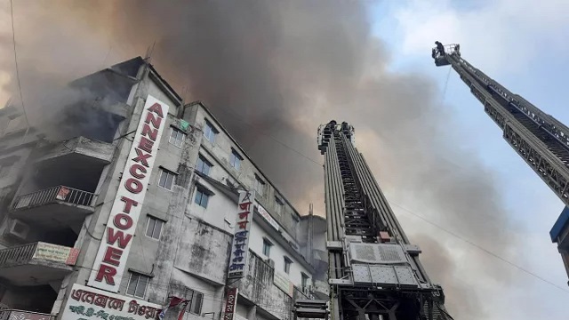 এনেক্সকো টাওয়ারে এখনো জ্বলছে আগুন 