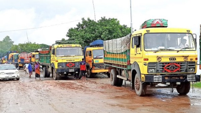 পাটুরিয়া-দৌলতদিয়া নৌরুটে পারাপারের অপেক্ষায় ৩০০ গাড়ি