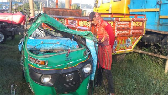 ব্রাহ্মণবাড়িয়ায় ট্রাকচাপায় সিএনজিচালিত অটোরিকশার চালকসহ নিহত দুজন