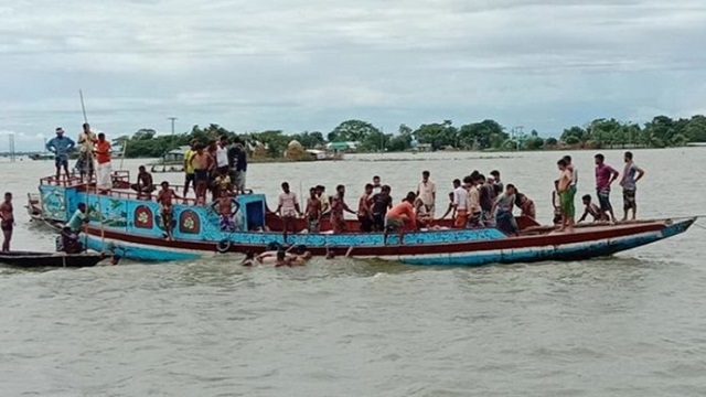 পদ্মায় নৌকাডুবিতে নিহত চার, নিখোঁজ ৮ জন