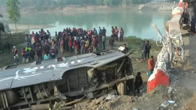 চিরিরবন্দরে যাত্রীবাহী বাস খাদে পড়ে নিহত ২ জন